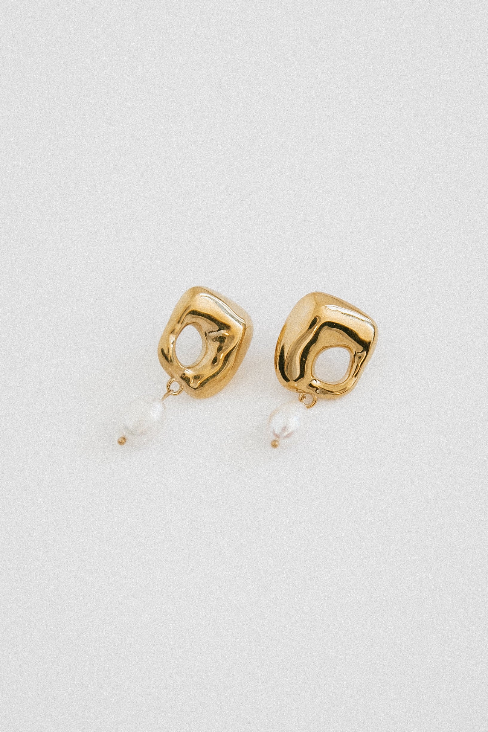Divine Pearl Earring - Gold