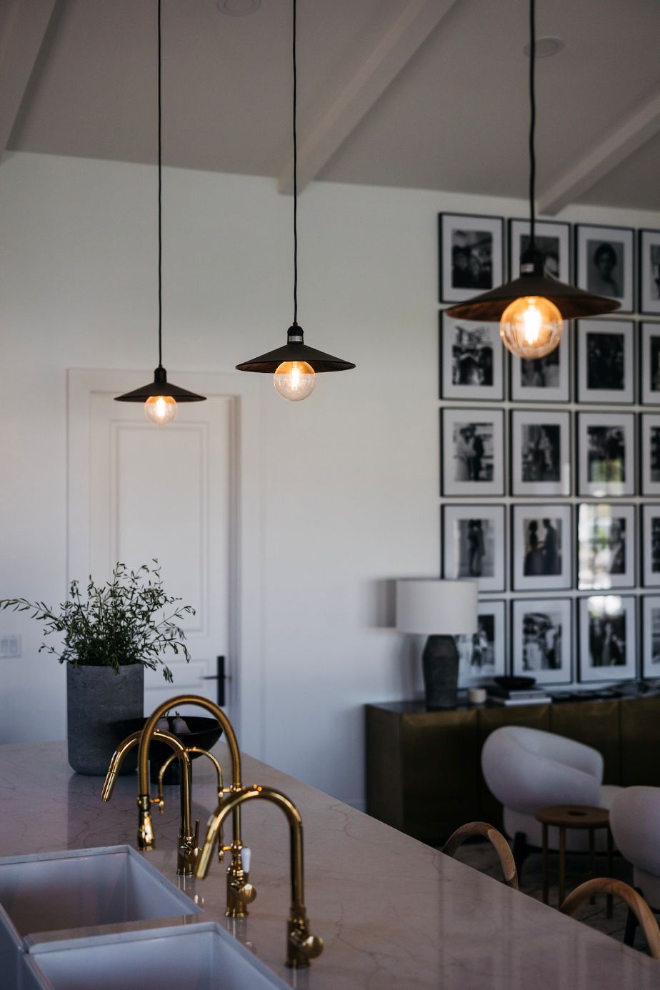 kitchen pendant lighting over an island
